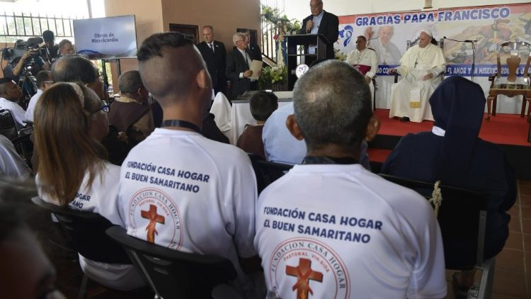 Le Pape en visite au "Foyer du Bon Samaritain" à Panama, en janvier 2019.
