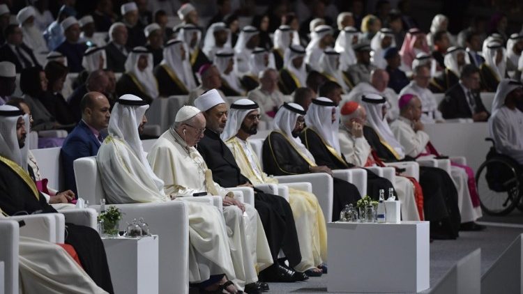 Le Pape François auprès du Grand Imam d'Al-Azhar lors de la Rencontre interreligieuse à Abou Dhabi, le 4 février 2019.