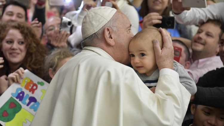 Papa Francisco com o pequeno Leonardo na audiência de 06/02/19