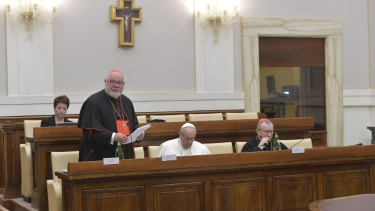 Le Pape François participe à une réunion du Conseil pour l'économie, le 12 février 2019. À sa droite, le cardinal Reinhard Marx, et à sa gauche, le cardinal Pietro Parolin. 