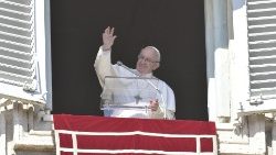El Papa en el Ángelus advierte del peligro de la idolatría, substituyendo a Dios por un ídolo 