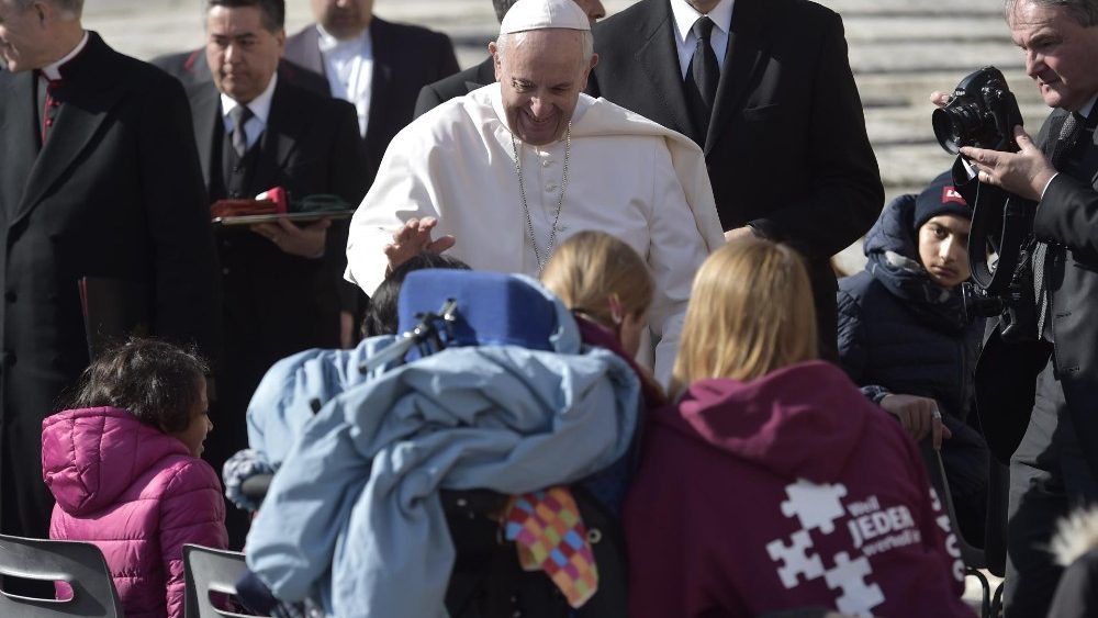 Le Pape François saluant les fidèles à l'issue de l'audience générale