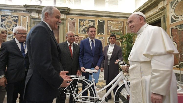 Папа Франциск на аудиенцията за участниците в годишния конгрес на Европейския колоездачен съюз