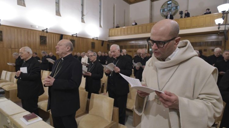 Az aricciai lelkigyakorlaton a pápa és a Római Kúria tagjai a bencés apát elmélkedéseit hallgatják