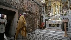 Pave Frans på vei inn i Santa Casa i Loreto mandag 25. mars 2019