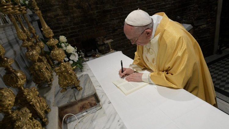 Pave Frans underskriver sin nye apostoliske formaning «Christus vivit» i Santa Casa 25. mars 2019
