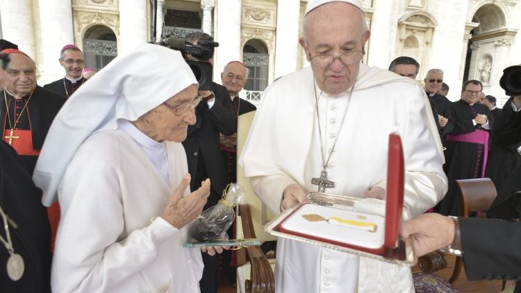Папа ўручае ўзнагароду сястры Марыі Канчэце Эсу