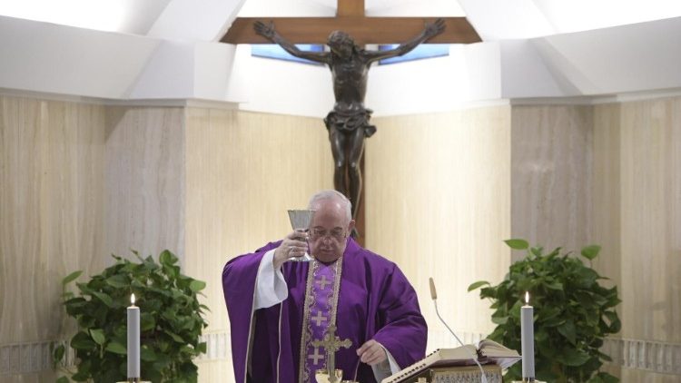 Папата на света Литургија во капелата на домот Света Марта