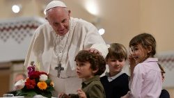 Papa Francisco com crianças na Catedral de Rabat, em 31 de março de 2019