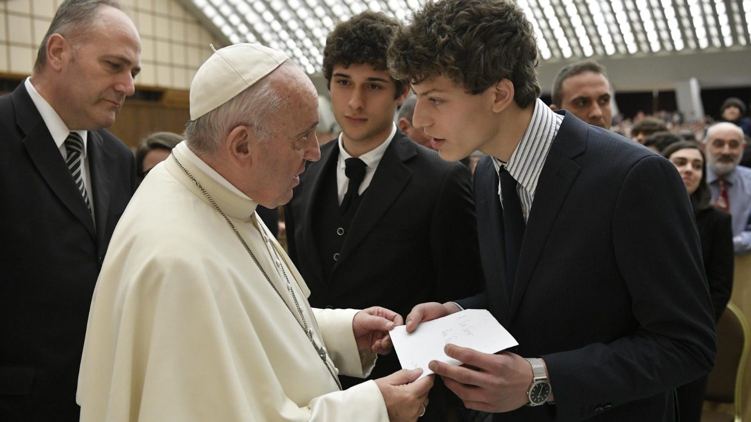 Pope to students: 'don’t be slaves to your mobile phones' - Vatican News