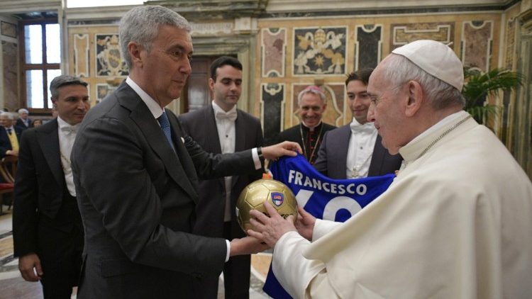 البابا فرنسيس مستقبلا الرابطة الإيطالية لكرة القدم للهواة 15 نيسان 2019