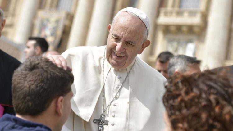 Le Pape bénissant un fidèle lors de l'audience générale du 17 avril 2019.