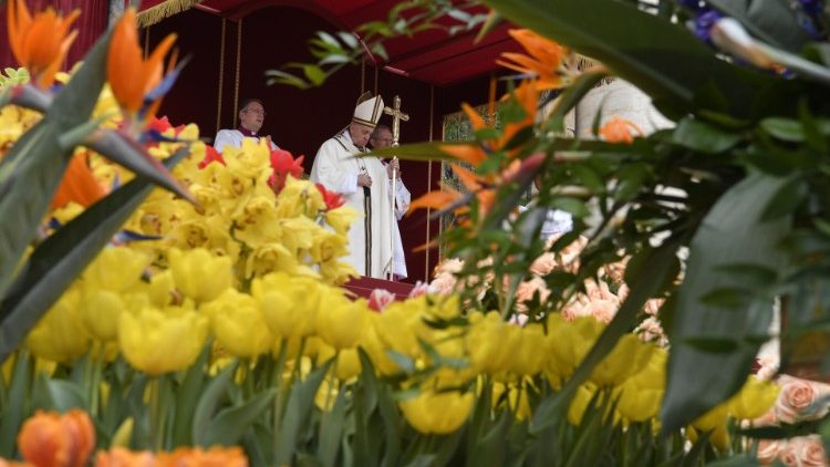 Påven under påskdagens mässa förra året