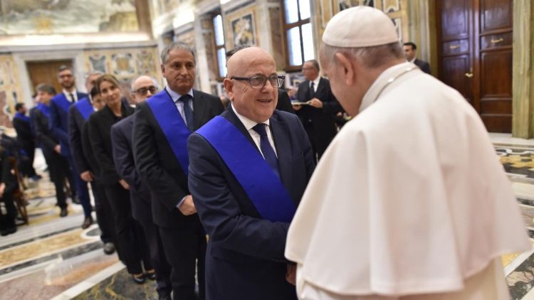 Papež Frančišek pozdravlja predstavnike italijanskih pokrajin