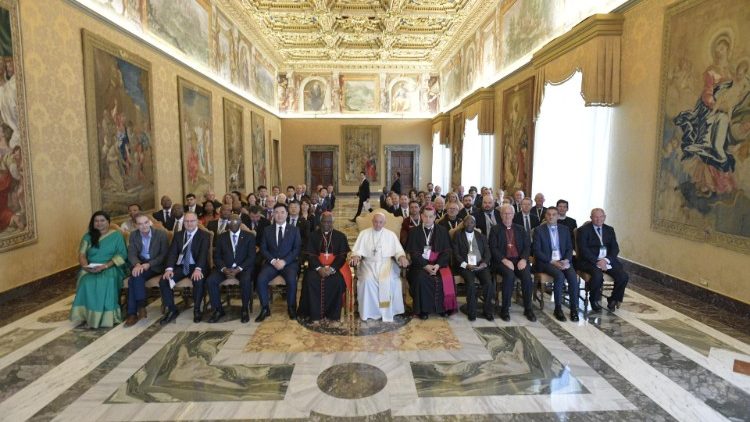 Der Papst und die Teilnehmer an der Konferenz "Minenindustrie für das Gemeinwohl"