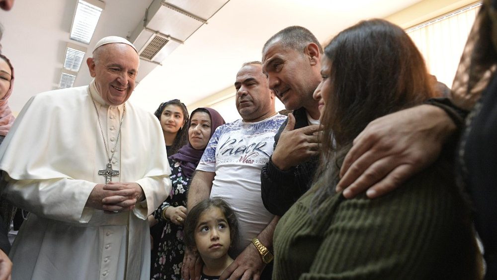 Francisco, em 2019, quando encontrou famílias da Sìria e do Iraque acolhidas na Bulgária