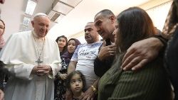Papa em visita a refugiados de Vrazhdebna, durante viagem à Bulgária e Macedônia em 2019
