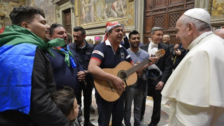 Franziskus bei einer Begegnung mit Roma und Sinti letzte Woche im Vatikan