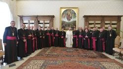 Foto de arquivo: o Papa Francesco com os bispos argentinos (Vatican Media)