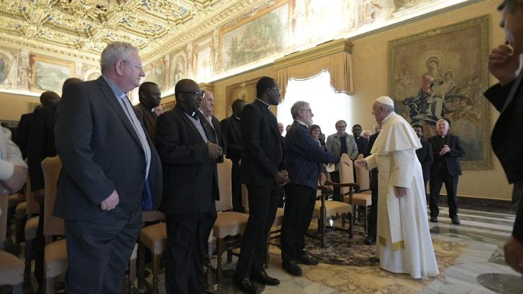 Le Pape François et les membres de la société des missions d'Afrique au Vatican, vendredi 17 mai 2019.
