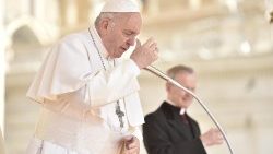 Der Papst segnet die Gläubigen bei der Generalaudienz