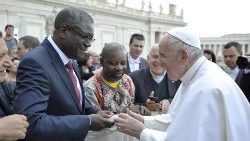 نوبل السلام دينيس موكويجي مع البابا فرنسيس