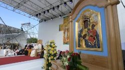 2019.05.31 Ікона Матері Божої з Качіки виставлена під час зустрічі Папи з молодю в Яссах