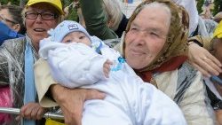 Viaggio apostolico in Romania - nonna con il nipote