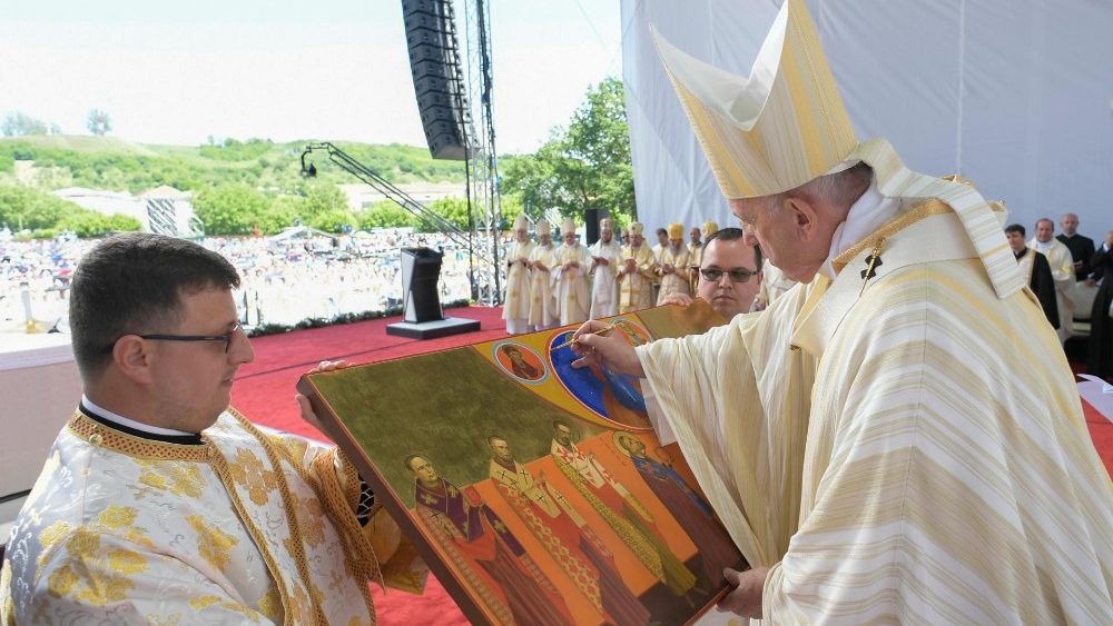 2019.06.02 Viaggio Apostolico in Romania - Divinia Liturgia con Beatificazione di 7 Vescovi Martiri Greco-Cattolici 