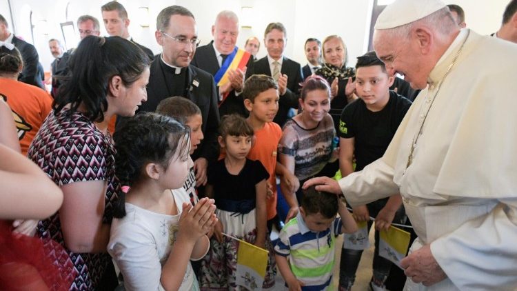Папа Франциск на встрече с представителями цыганской общины в Блаже