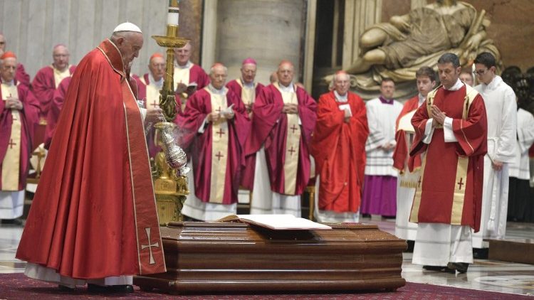 教宗为斯格雷恰枢机主持最后告别礼