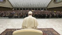 Papež: Potřebujeme se vrátit na cestu vtělené teologie, která se nerodí z abstraktních myšlenek koncipovaných u psacího stolu, ale vyvěrá z porodních bolestí konkrétních dějin...