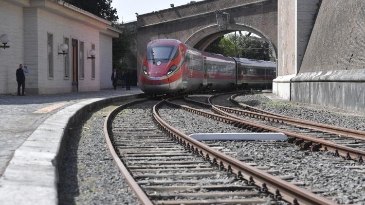 От 18 март до 4 ноември 20231, всяка събота, се възобновява движението на влаковете от Ватикана до Папските вили в Кастел Гандолфо край Рим. 