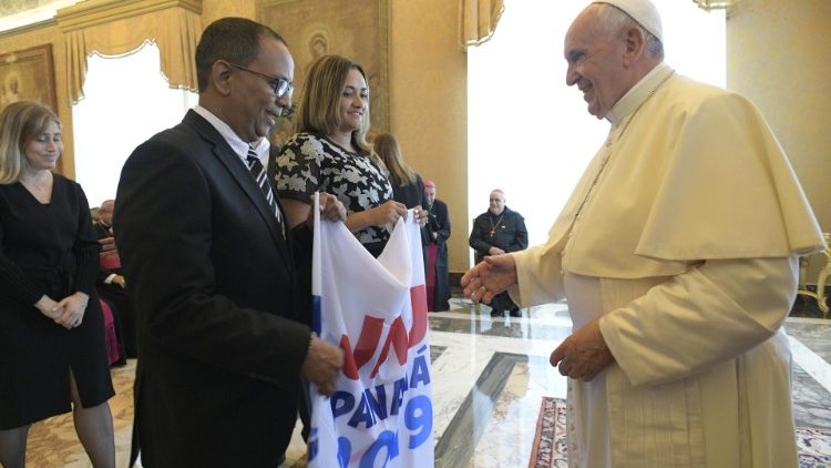 Ferenc pápa a panamai zarándoklat tagjaival