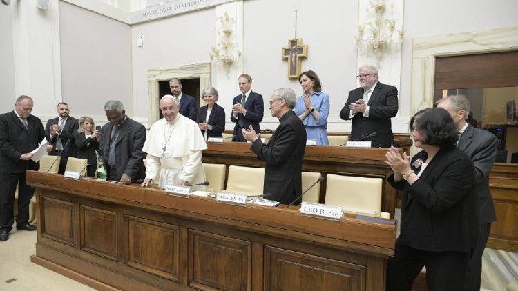 Le Pape François participant à la rencontre avec les responsables de l'industrie pétrolière, le 14 juin 2019 à la Casina Pie IV.