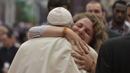 Papa Francisco recebe o abraço de uma jovem