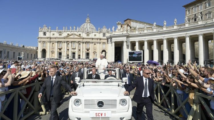 Papa Franjo i vjernici tijekom opće audijencije na Trgu svetoga Petra