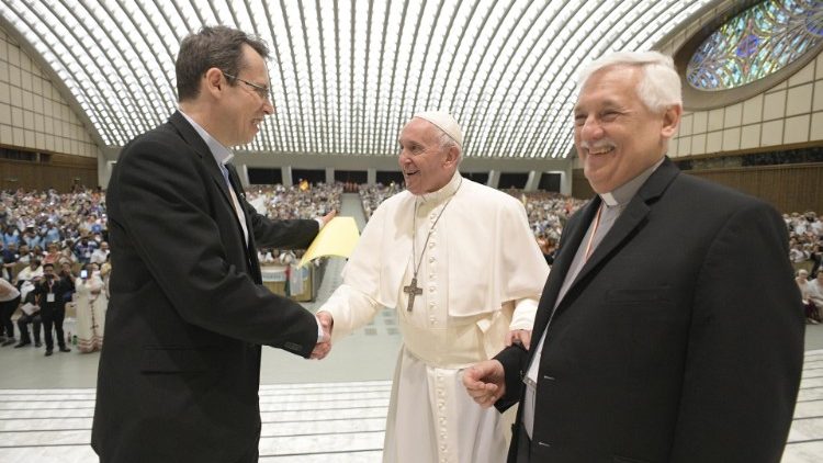 Le Pape François et le père Frédéric Fornos, directeur international du Réseau Mondial de Prière du Pape, le 21 juin 2019. 