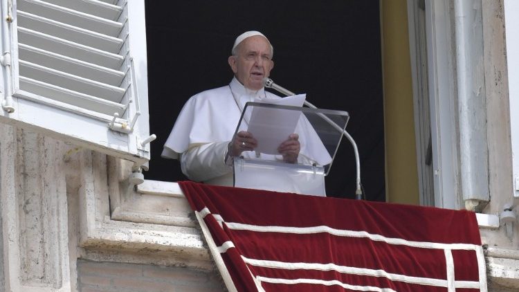 Papež Frančišek je povabil vernike naj skupaj z njim molijo za žrtve različnih pokolov v Afriki.