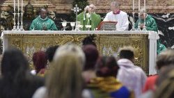 Il Papa consacra l'Eucaristia durante una celebrazione in San Pietro