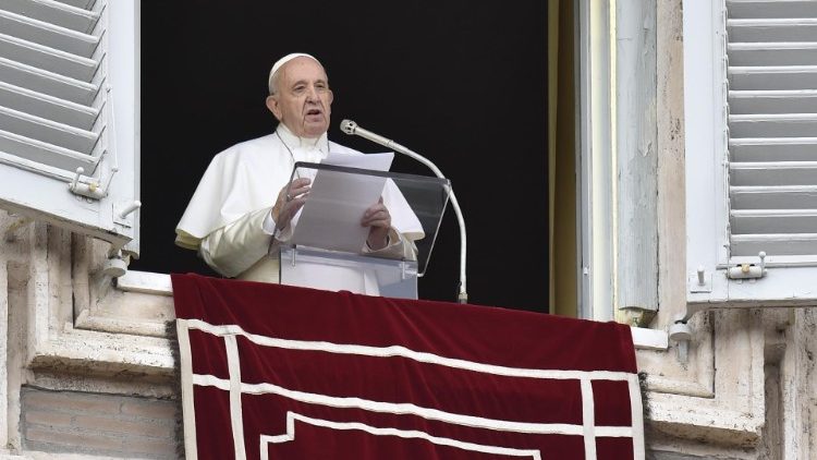 Papež Frančišek med pozivom po opoldanski molitvi Angel Gospodov in blagoslovu.