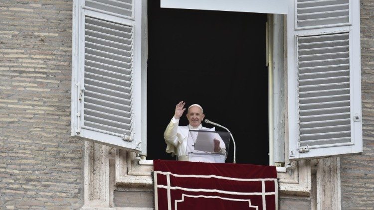 Le Pape François lors de la prière de l'Angélus, dimanche 28 juillet 2019, à la fenêtre du Palais apostolique. 