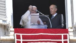 Ferenc pápa megáldotta a szíriai keresztényeknek szánt rószafüzéreket