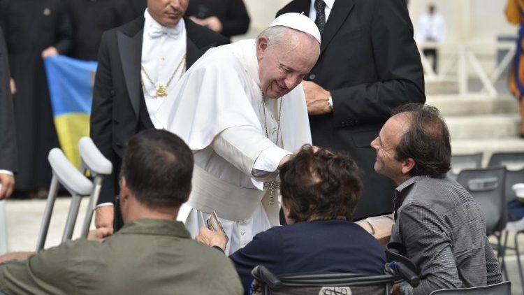 Le Pape François bénit des pèlerins venus à l'audience générale, le 28 août 2019