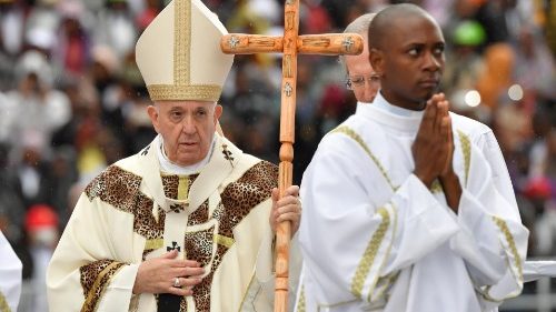 Pápež sa rozlúčil s Mozambikom omšou na štadióne: „Máte právo na mier“