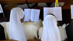 Unbeschuhte Karmelitinnen in einem Kloster, das Papst Franziskus besucht hat