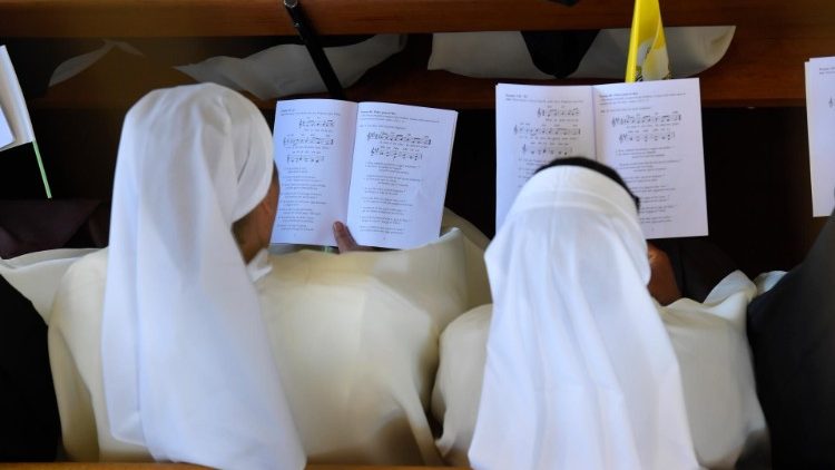 Unbeschuhte Karmelitinnen in einem Kloster, das Papst Franziskus besucht hat