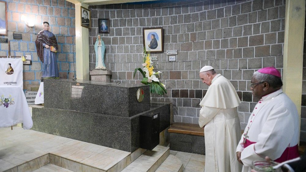 Pápež Františk pri hrobe bl. Viktórie Rasoamanarivovej
