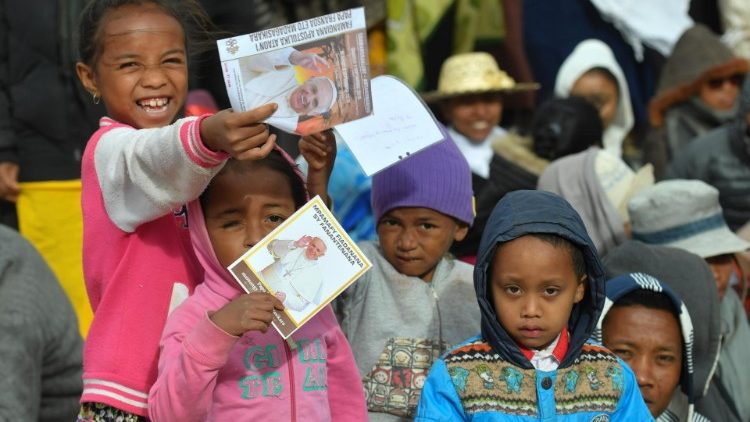 Kinder jubeln Franziskus bei seinem Dreiländer-Besuch in Afrika 2019 (Mosambik-Madagaskar-Mauritius) zu 