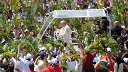Le Pape traversant la foule avant la messe célébrée à Port-Louis, le 9 septembre 2019.